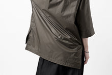 Load image into Gallery viewer, sus-sous atelier T / Lance 80/- cotton typewriter (OLIVE GREEN)