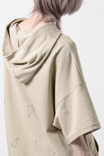 画像をギャラリービューアに読み込む, A.F ARTEFACT PYRA PATTERN PRINT SWEAT HOODIE SHORT SLEEVE (BEIGE)
