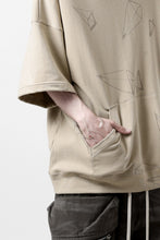 画像をギャラリービューアに読み込む, A.F ARTEFACT PYRA PATTERN PRINT SWEAT HOODIE SHORT SLEEVE (BEIGE)