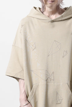 画像をギャラリービューアに読み込む, A.F ARTEFACT PYRA PATTERN PRINT SWEAT HOODIE SHORT SLEEVE (BEIGE)