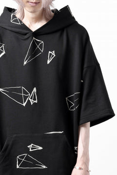 画像をギャラリービューアに読み込む, A.F ARTEFACT PYRA PATTERN PRINT SWEAT HOODIE SHORT SLEEVE (BLACK)