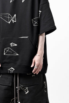 画像をギャラリービューアに読み込む, A.F ARTEFACT PYRA PATTERN PRINT SWEAT HOODIE SHORT SLEEVE (BLACK)