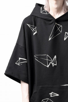 画像をギャラリービューアに読み込む, A.F ARTEFACT PYRA PATTERN PRINT SWEAT HOODIE SHORT SLEEVE (BLACK)