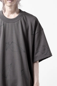 画像をギャラリービューアに読み込む, A.F ARTEFACT PYRA PATTERN PRINT CREW NECK SHORT SLEEVE TOPS (GREY)