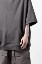 画像をギャラリービューアに読み込む, A.F ARTEFACT PYRA PATTERN PRINT SWEAT HOODIE SHORT SLEEVE (GREY)