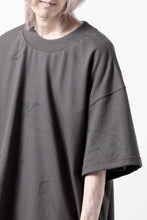 画像をギャラリービューアに読み込む, A.F ARTEFACT PYRA PATTERN PRINT CREW NECK SHORT SLEEVE TOPS (GREY)