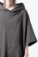 画像をギャラリービューアに読み込む, A.F ARTEFACT PYRA PATTERN PRINT SWEAT HOODIE SHORT SLEEVE (GREY)