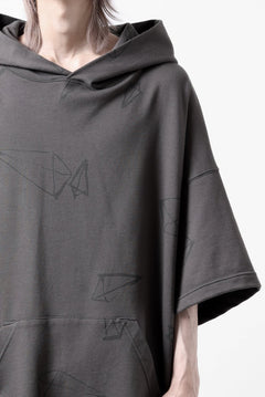 画像をギャラリービューアに読み込む, A.F ARTEFACT PYRA PATTERN PRINT SWEAT HOODIE SHORT SLEEVE (GREY)