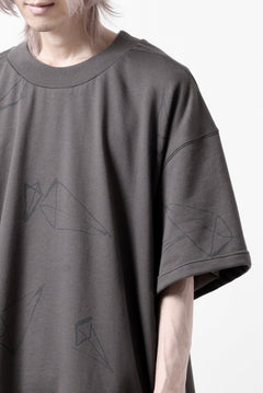 画像をギャラリービューアに読み込む, A.F ARTEFACT PYRA PATTERN PRINT CREW NECK SHORT SLEEVE TOPS (GREY)