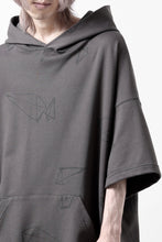 画像をギャラリービューアに読み込む, A.F ARTEFACT PYRA PATTERN PRINT SWEAT HOODIE SHORT SLEEVE (GREY)