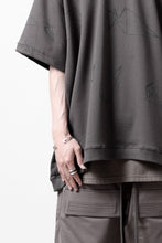 画像をギャラリービューアに読み込む, A.F ARTEFACT PYRA PATTERN PRINT CREW NECK SHORT SLEEVE TOPS (GREY)