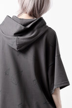 画像をギャラリービューアに読み込む, A.F ARTEFACT PYRA PATTERN PRINT SWEAT HOODIE SHORT SLEEVE (GREY)