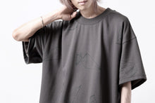 画像をギャラリービューアに読み込む, A.F ARTEFACT PYRA PATTERN PRINT CREW NECK SHORT SLEEVE TOPS (GREY)