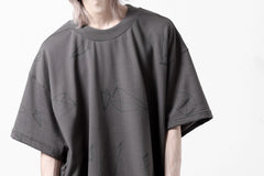 画像をギャラリービューアに読み込む, A.F ARTEFACT PYRA PATTERN PRINT CREW NECK SHORT SLEEVE TOPS (GREY)