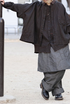 画像をギャラリービューアに読み込む, KLASICA "SH-044" SPLIT RAGLAN COLLAR LESS SHIRTS / BENGARA & SUMI COATED LINEN (BENGARA)