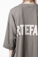 画像をギャラリービューアに読み込む, A.F ARTEFACT LOOSEY T-SHIRT / PRINT TYPE-A (G.BROWN)