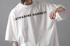 画像をギャラリービューアに読み込む, KATHARINE HAMNETT OVER SIZED FRONT LOGO TEE (WHITE)