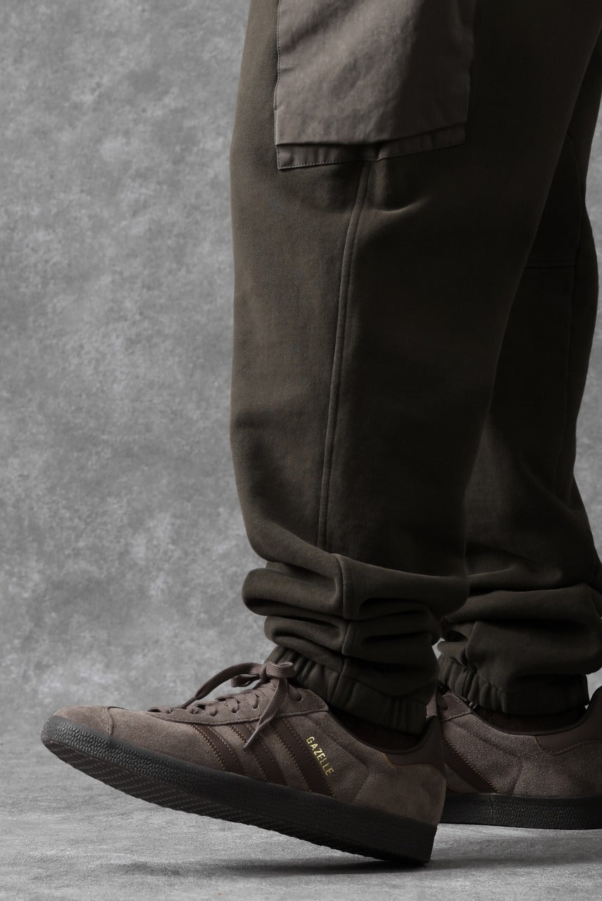 Load image into Gallery viewer, Ten c MULTI POCKET SNAP SWEAT PANTS / GARMENT DYED (DARK OLIVE)