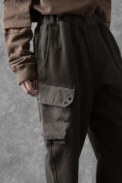 Load image into Gallery viewer, Ten c MULTI POCKET SNAP SWEAT PANTS / GARMENT DYED (DARK OLIVE)