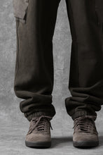 Load image into Gallery viewer, Ten c MULTI POCKET SNAP SWEAT PANTS / GARMENT DYED (DARK OLIVE)