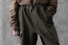 Load image into Gallery viewer, Ten c MULTI POCKET SNAP SWEAT PANTS / GARMENT DYED (DARK OLIVE)