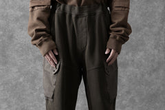 Load image into Gallery viewer, Ten c MULTI POCKET SNAP SWEAT PANTS / GARMENT DYED (DARK OLIVE)