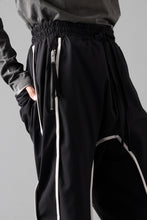 画像をギャラリービューアに読み込む, thom/krom DROP CROTCH TROUSERS / ELASTIC NYLON + REFLECTION PIPING (BLACK)