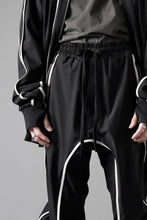 画像をギャラリービューアに読み込む, thom/krom DROP CROTCH TROUSERS / ELASTIC NYLON + REFLECTION PIPING (BLACK)