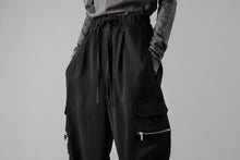 画像をギャラリービューアに読み込む, thom/krom RELAXED FIT CARGO TROUSERS / ELASTIC VISCOSE (BLACK)