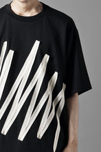 画像をギャラリービューアに読み込む, OBLADI BARCODE ZIGZAG T SHIRT (BLACK)