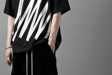 画像をギャラリービューアに読み込む, OBLADI BARCODE ZIGZAG T SHIRT (BLACK)