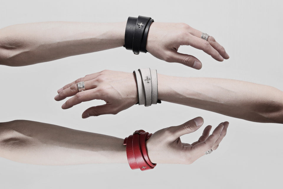 Load image into Gallery viewer, m.a+ croissant wrist band #2 / A-F0K3/GR3,0 (CARBON)