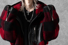 Load image into Gallery viewer, mastermind JAPAN BUFFALO-PLAID SHERPA JACKET / BOXY FIT (BLACK x RED)