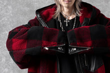 Load image into Gallery viewer, mastermind JAPAN BUFFALO-PLAID SHERPA JACKET / BOXY FIT (BLACK x RED)