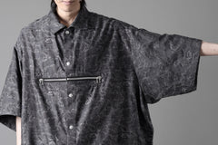 画像をギャラリービューアに読み込む, A.F ARTEFACT FRONT ZIP SQUEEZING SHIRT / PAISLEY JACQUARD (D.GREY)