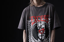 画像をギャラリービューアに読み込む, ZIG UR IDOL FADED & CRACKED SS TOPS - EXCESS (VINTAGE GREY)