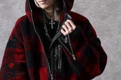 Load image into Gallery viewer, mastermind JAPAN BUFFALO-PLAID SHERPA JACKET / BOXY FIT (BLACK x RED)