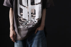 画像をギャラリービューアに読み込む, ZIG UR IDOL FADED & CRACKED SS TOPS - 666 (VINTAGE GREY)