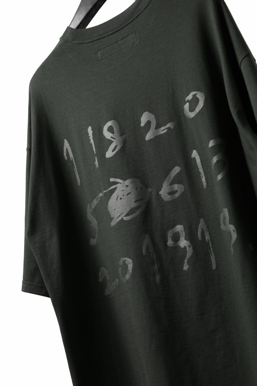 画像をギャラリービューアに読み込む, A.F ARTEFACT NUMBERRING PRINT OVER SIZED S/S TEE (KHAKI)