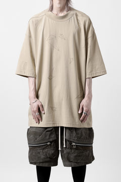 画像をギャラリービューアに読み込む, A.F ARTEFACT PYRA PATTERN PRINT THICK-COLLAR LOOSEY TEE (BEIGE)