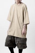 画像をギャラリービューアに読み込む, A.F ARTEFACT PYRA PATTERN PRINT THICK-COLLAR LOOSEY TEE (BEIGE)