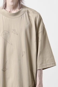 画像をギャラリービューアに読み込む, A.F ARTEFACT PYRA PATTERN PRINT THICK-COLLAR LOOSEY TEE (BEIGE)