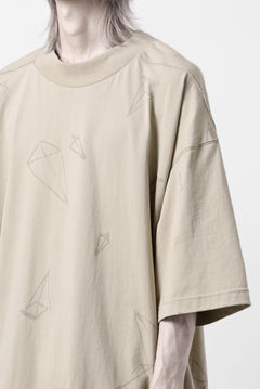 画像をギャラリービューアに読み込む, A.F ARTEFACT PYRA PATTERN PRINT THICK-COLLAR LOOSEY TEE (BEIGE)