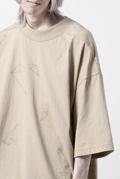 画像をギャラリービューアに読み込む, A.F ARTEFACT PYRA PATTERN PRINT THICK-COLLAR LOOSEY TEE (BEIGE)