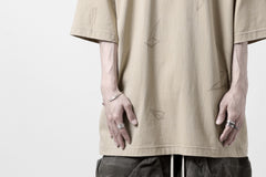 画像をギャラリービューアに読み込む, A.F ARTEFACT PYRA PATTERN PRINT THICK-COLLAR LOOSEY TEE (BEIGE)