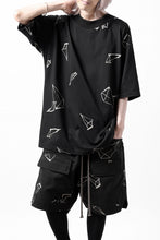 画像をギャラリービューアに読み込む, A.F ARTEFACT PYRA PATTERN PRINT THICK-COLLAR LOOSEY TEE (BLACK)