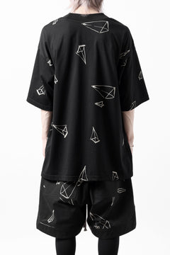 画像をギャラリービューアに読み込む, A.F ARTEFACT PYRA PATTERN PRINT THICK-COLLAR LOOSEY TEE (BLACK)