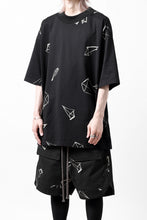 画像をギャラリービューアに読み込む, A.F ARTEFACT PYRA PATTERN PRINT THICK-COLLAR LOOSEY TEE (BLACK)