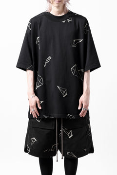 画像をギャラリービューアに読み込む, A.F ARTEFACT PYRA PATTERN PRINT THICK-COLLAR LOOSEY TEE (BLACK)