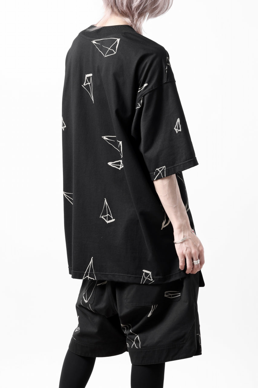 画像をギャラリービューアに読み込む, A.F ARTEFACT PYRA PATTERN PRINT THICK-COLLAR LOOSEY TEE (BLACK)